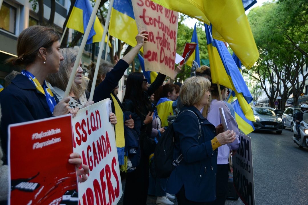u lisaboni ukrayinci proveli protest na prezentaciyi prorosijskoyi knigi pro vijnu 3ec6eb8