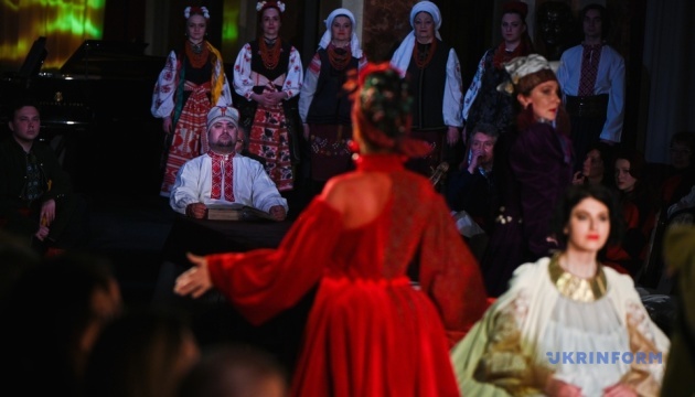 u lvivski operi vidbulasja vistava defile rozmova ptahiv 001c7c1