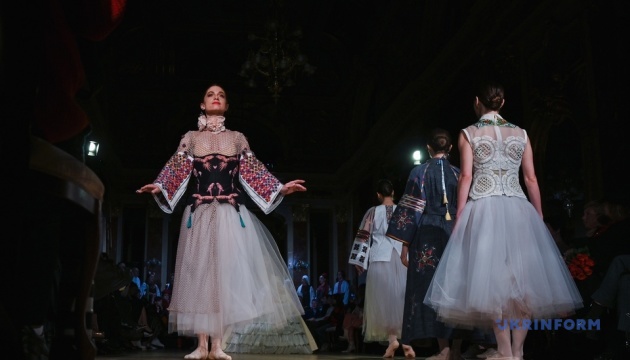 u lvivski operi vidbulasja vistava defile rozmova ptahiv 18c0118