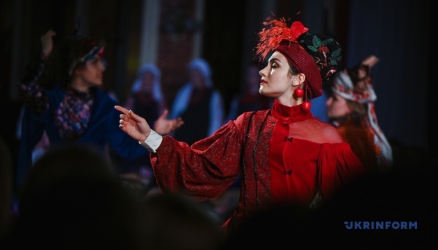 u lvivski operi vidbulasja vistava defile rozmova ptahiv 59b66d6