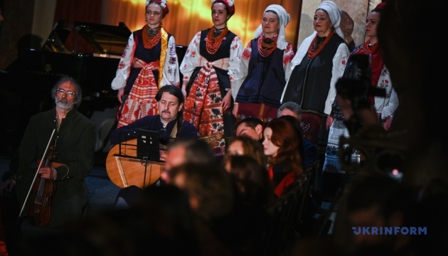 u lvivski operi vidbulasja vistava defile rozmova ptahiv 7bdcd36