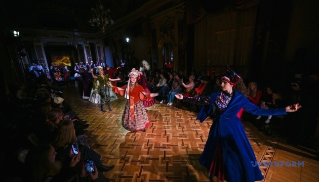 23/25: У Львівській опері презентували виставу-дефіле «РОЗМОВА ПТАХІВ» / Фото: Анастасія Смольєнко, Укрінформ u lvivski operi vidbulasja vistava defile rozmova ptahiv a6e8ac2