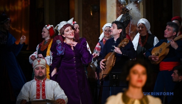 u lvivski operi vidbulasja vistava defile rozmova ptahiv bc424d8