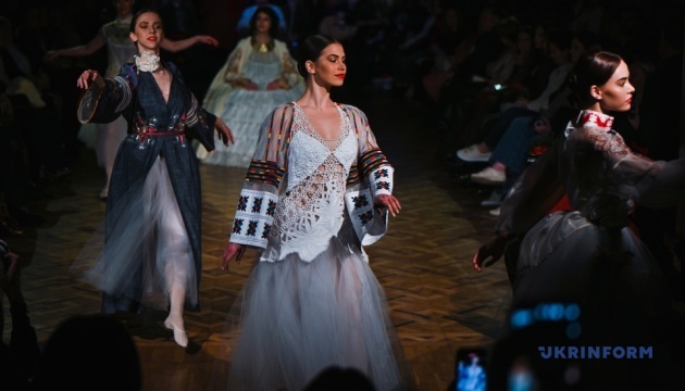 u lvivski operi vidbulasja vistava defile rozmova ptahiv bec6d20