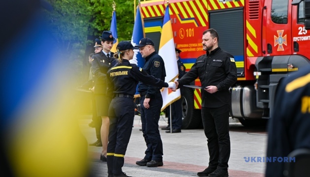 u lvovi vruchili diplomi vipusknikam vishiv dsns yih vitali klimenko i glavi mvs troh krayin 129f529