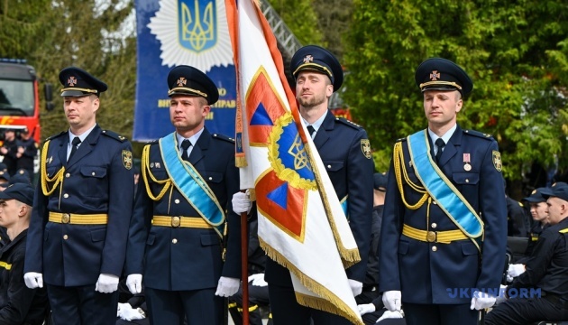 u lvovi vruchili diplomi vipusknikam vishiv dsns yih vitali klimenko i glavi mvs troh krayin 55649ac