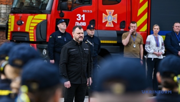 u lvovi vruchili diplomi vipusknikam vishiv dsns yih vitali klimenko i glavi mvs troh krayin 7e81198