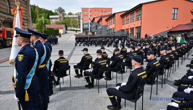 u lvovi vruchili diplomi vipusknikam vishiv dsns yih vitali klimenko i glavi mvs troh krayin b300130