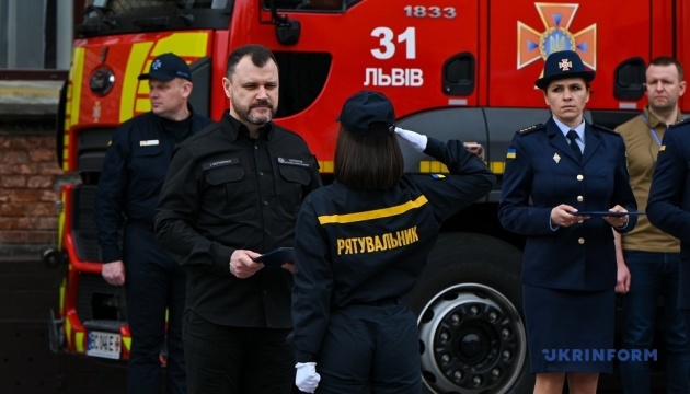 u lvovi vruchili diplomi vipusknikam vishiv dsns yih vitali klimenko i glavi mvs troh krayin bd03805