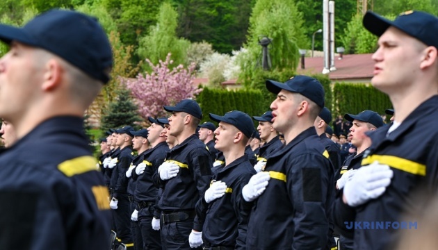 u lvovi vruchili diplomi vipusknikam vishiv dsns yih vitali klimenko i glavi mvs troh krayin e5eaa54