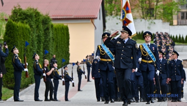 u lvovi vruchili diplomi vipusknikam vishiv dsns yih vitali klimenko i glavi mvs troh krayin e67546d