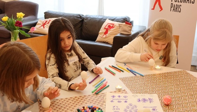 У Парижі дітей навчали писанкового розпису