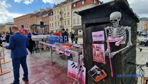 u varshavi vidbuvsja performans proti torgivli yes iz rosiyeju 228875b