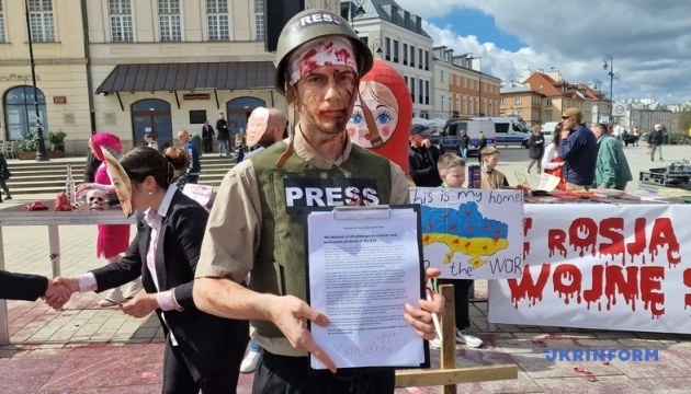 u varshavi vidbuvsja performans proti torgivli yes iz rosiyeju 7de5ed3