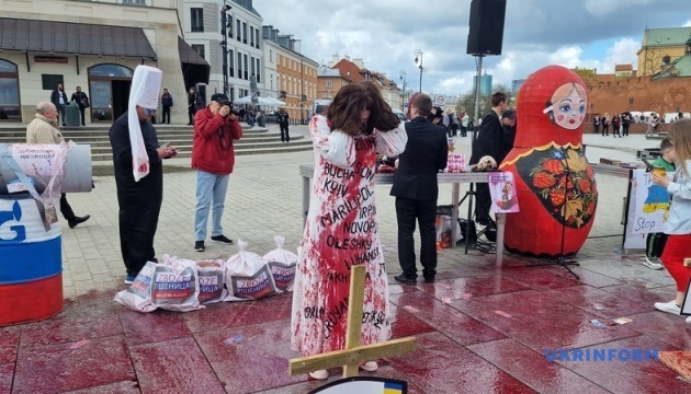 u varshavi vidbuvsja performans proti torgivli yes iz rosiyeju e477e2d