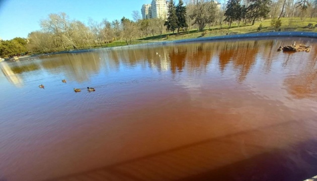 В Одесі у ставках парку Перемоги вода змінила колір з невідомих причин