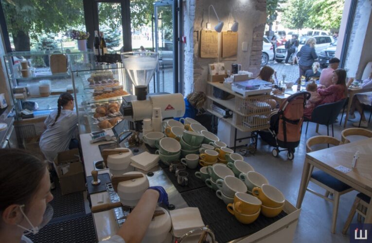 В одній з мереж кав’ярень Чернівців отруїлися відвідувачі та персонал: заклад зачиняють на невизначений термін