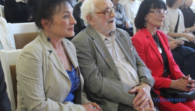 yedinij z ukrayinskih mitciv hto pishe u 93 roki u mukachevi vidkrili vistavku volodimira mikiti 0be5dd3