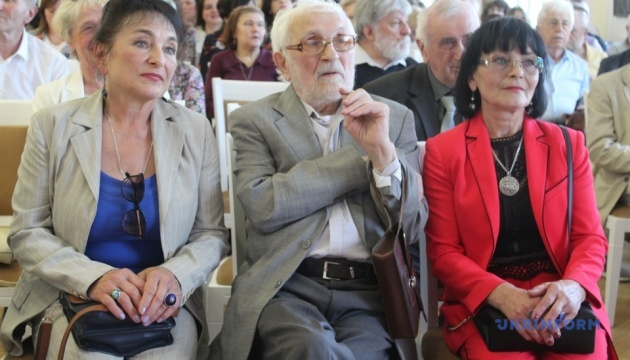 yedinij z ukrayinskih mitciv hto pishe u 93 roki u mukachevi vidkrili vistavku volodimira mikiti 39521a9