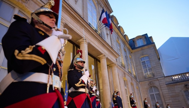 Єлисейський та Букінгемський палаци вперше обмінялись почесними вартами