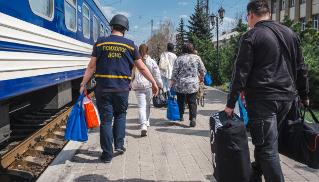 За добу з Покровського району Донеччини евакуювали ще 17 осіб, із них вісьмох дітей 