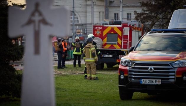 zelenskij u dnipri priyihav do zrujnovanogo raketnim udarom budinku 0e5498d