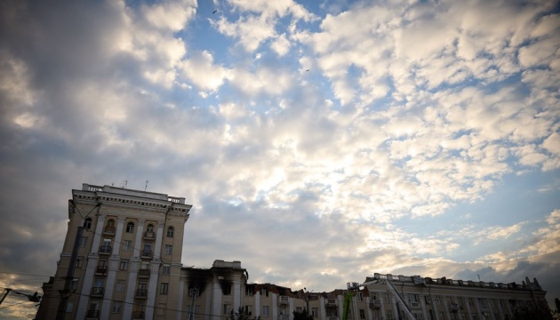 zelenskij u dnipri priyihav do zrujnovanogo raketnim udarom budinku 5f7c614