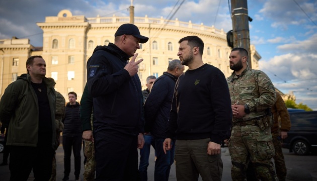 Зеленський у Дніпрі приїхав до зруйнованого ракетним ударом будинку