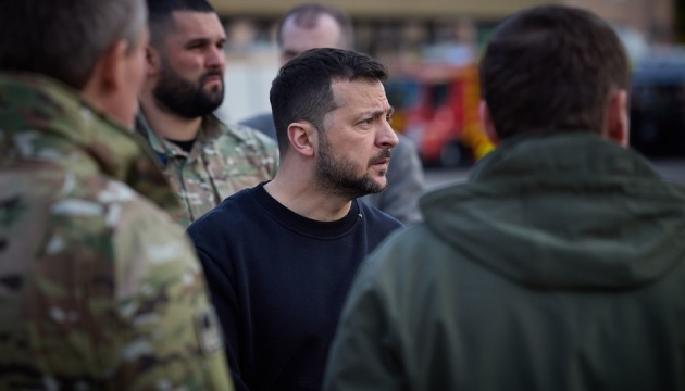 zelenskij u dnipri priyihav do zrujnovanogo raketnim udarom budinku d13195b