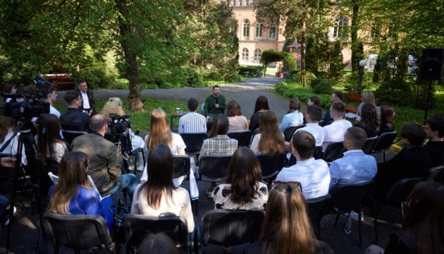 zelenskij zustrivsja zi studentami cherniveckih universitetiv 7cab614