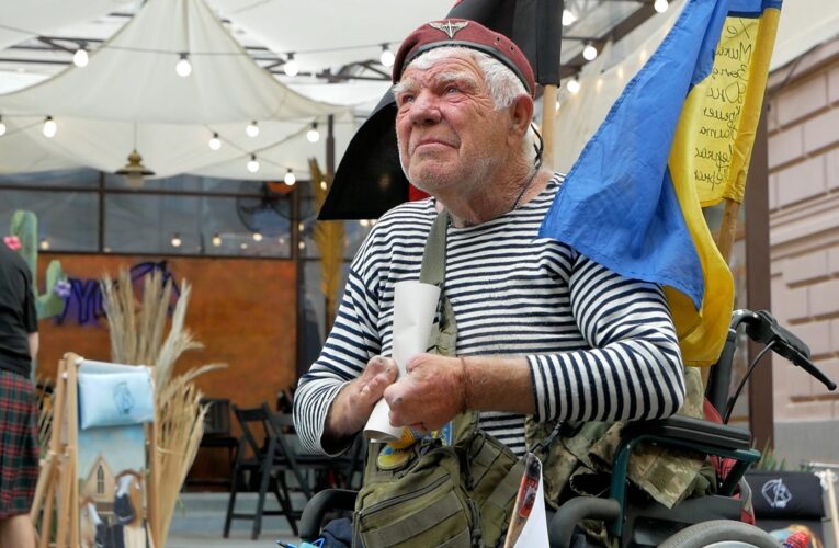 Зібрав майже 4 мільйони гривень для ЗСУ: до Чернівців приїхав волонтер-десантник із Херсона Дядя Гриша