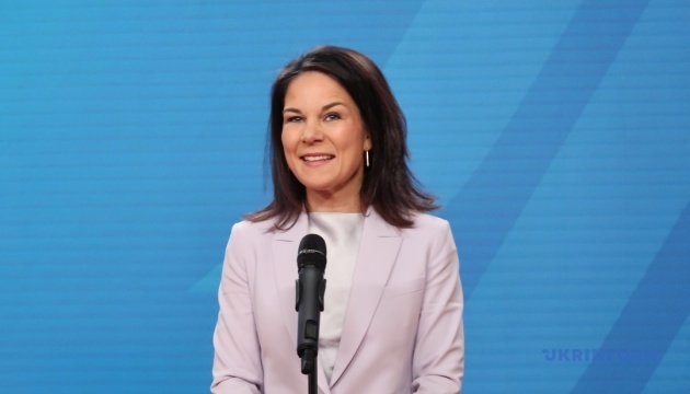 Бербок прибула з візитом до Києва