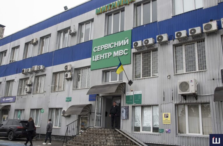 Чернівчани масово переоформлюють свої транспортні засоби: чому попит на реєстраційні дії збільшився в рази