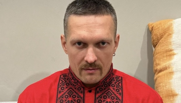 Червону вишиванку для Усика львівські майстрині створили за два тижні