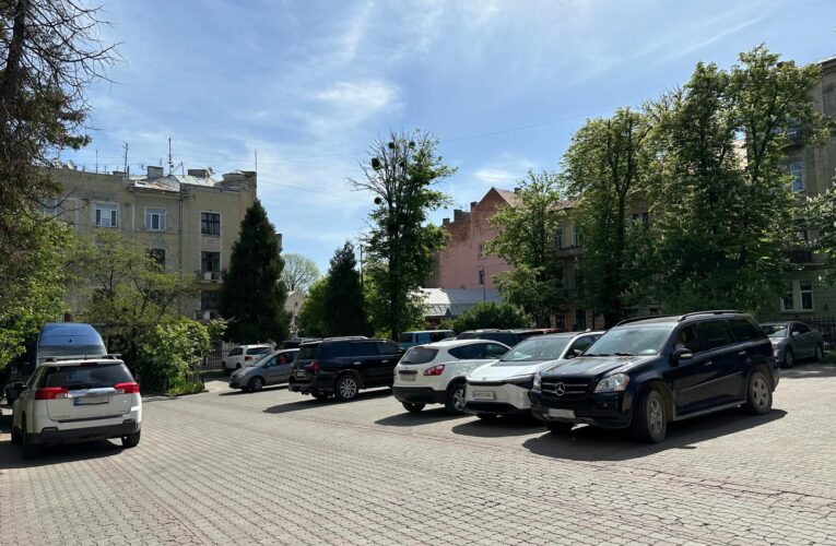 Ділянка на території Свято-Духівського собору у Чернівцях стане платною парковкою