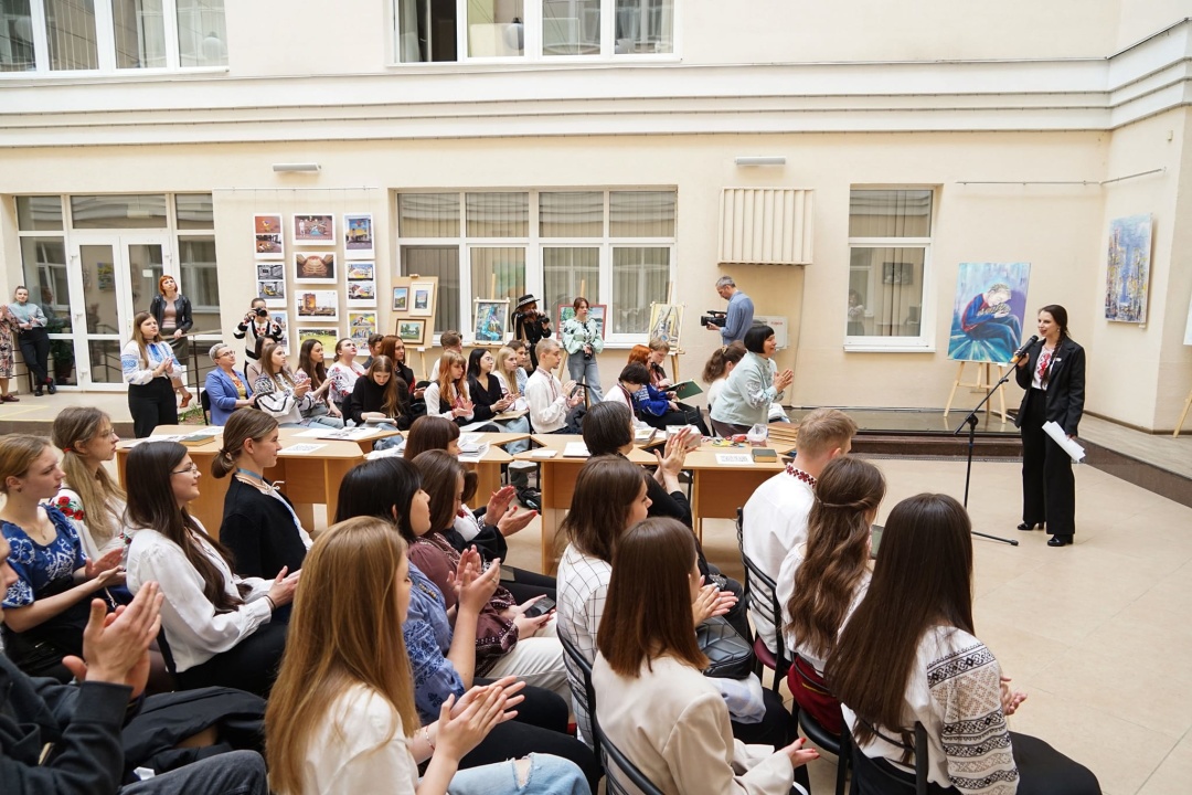 kiyivski studenti stvorili zahisnikam shevroni z motivami vishivanki borisa grinchenka 11381f0