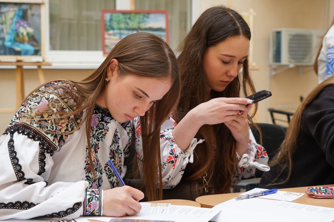 kiyivski studenti stvorili zahisnikam shevroni z motivami vishivanki borisa grinchenka 49aa994