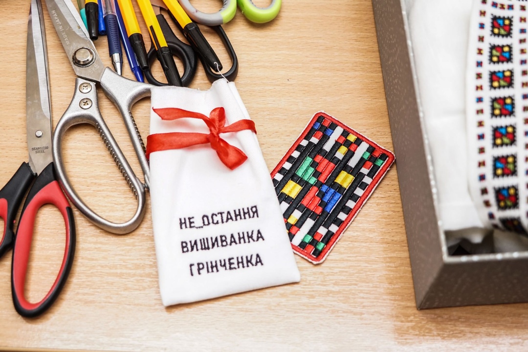 kiyivski studenti stvorili zahisnikam shevroni z motivami vishivanki borisa grinchenka 5425226