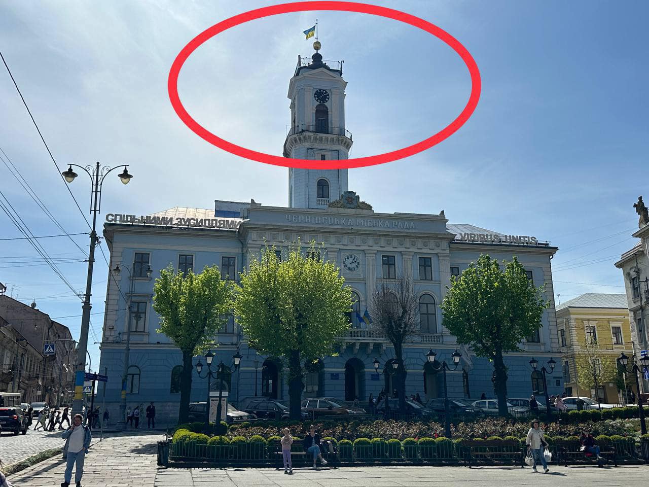 Міськрада Чернівців оголосила аукціон щодо частини горища Ратуші 11 На зображенні може бути: 11 людей, Собор Гвадалахари та текст