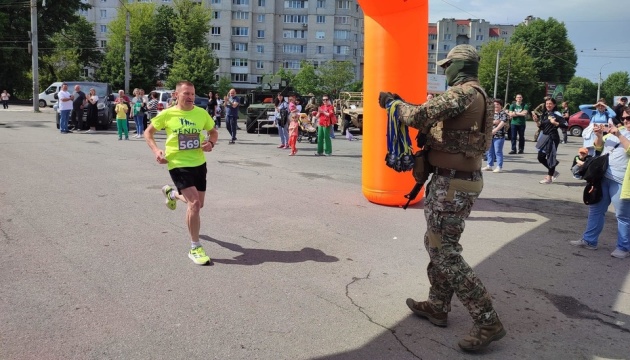 На Хмельниччині під час забігу для Сил спецоперацій зібрали понад ₴210 тисяч