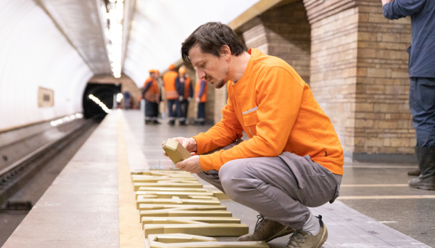 na stolichnij stanciyi metro zvirinecka vstanovili novi literi na kolijnij stini 4468c8e
