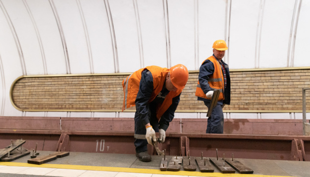 na stolichnij stanciyi metro zvirinecka vstanovili novi literi na kolijnij stini 9e1605e