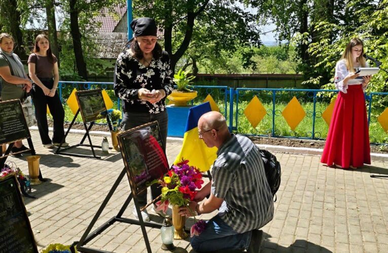 На Сторожинеччині вшановують Героїв: там облаштували Алею слави та встановили меморіальні знаки
