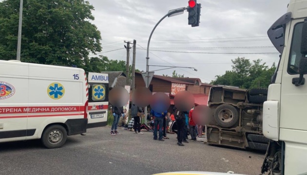 На Вінниччині перекинувся автобус із пасажирами, 11 постраждалих