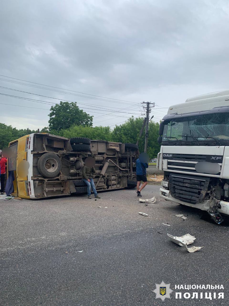 na vinnichchini perekinuvsja avtobus iz pasazhirami 11 postrazhdalih f971fca