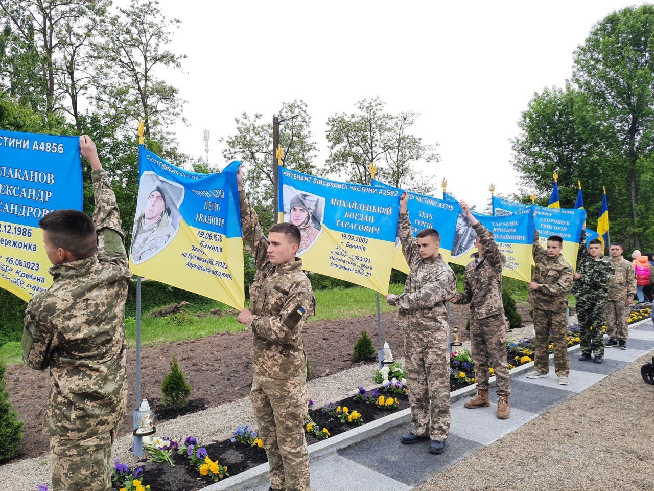 На Вижниччині відкрили Алею Слави загиблим військовим 11 На Вижниччині відкрили Алею Слави загиблим військовим