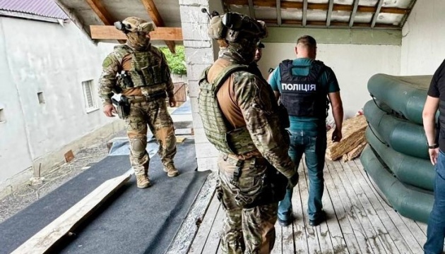 На Закарпатті у переправників ухилянтів вилучили гумові човни та автівки - поліція