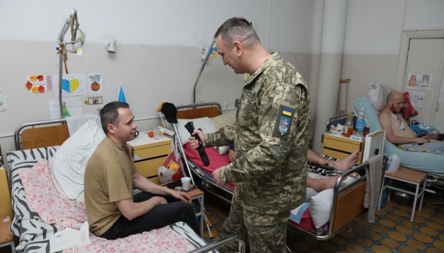 neyizhpapa vidvidav poranenih morskih pihotinciv i vruchiv nagorodi 4184363