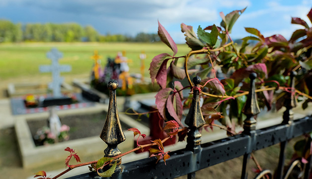 Окупанти заборонили відвідувати кладовища у поминальний понеділок