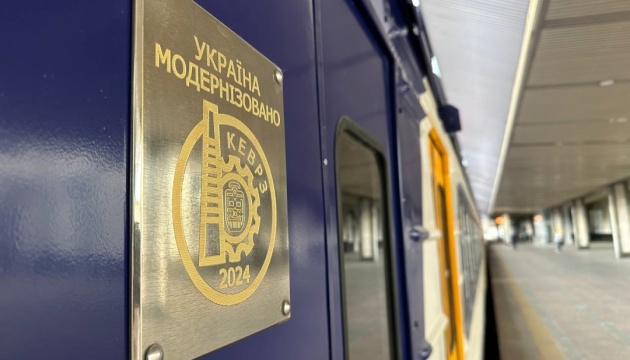 Пандуси, розетки і кріплення для велосипедів: Укрзалізниця вже модернізувала 39 електричок